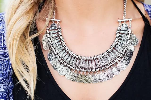 Comment choisir les accessoires qui subliment vos vêtements