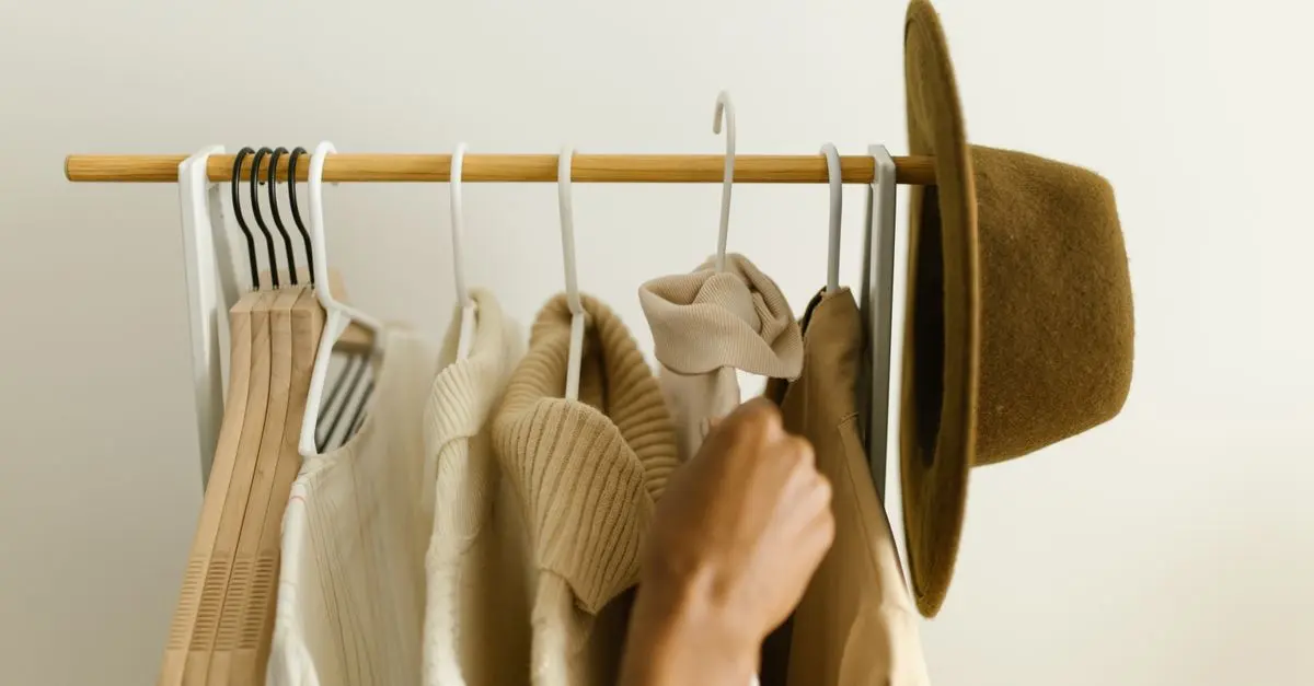 Les vestiaires minimalistes : comment adopter ce style intemporel
