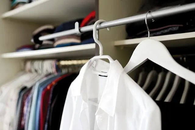 Comment créer une garde-robe capsule intemporelle et moderne