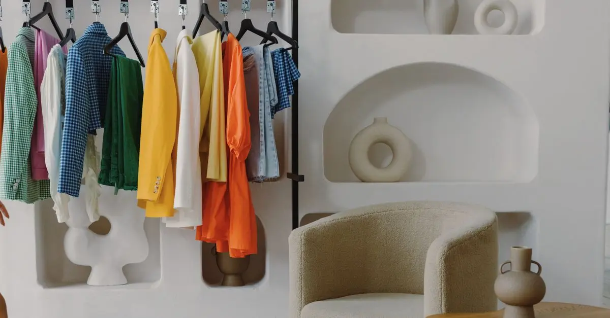 Les essentiels à avoir dans votre garde-robe pour chaque saison