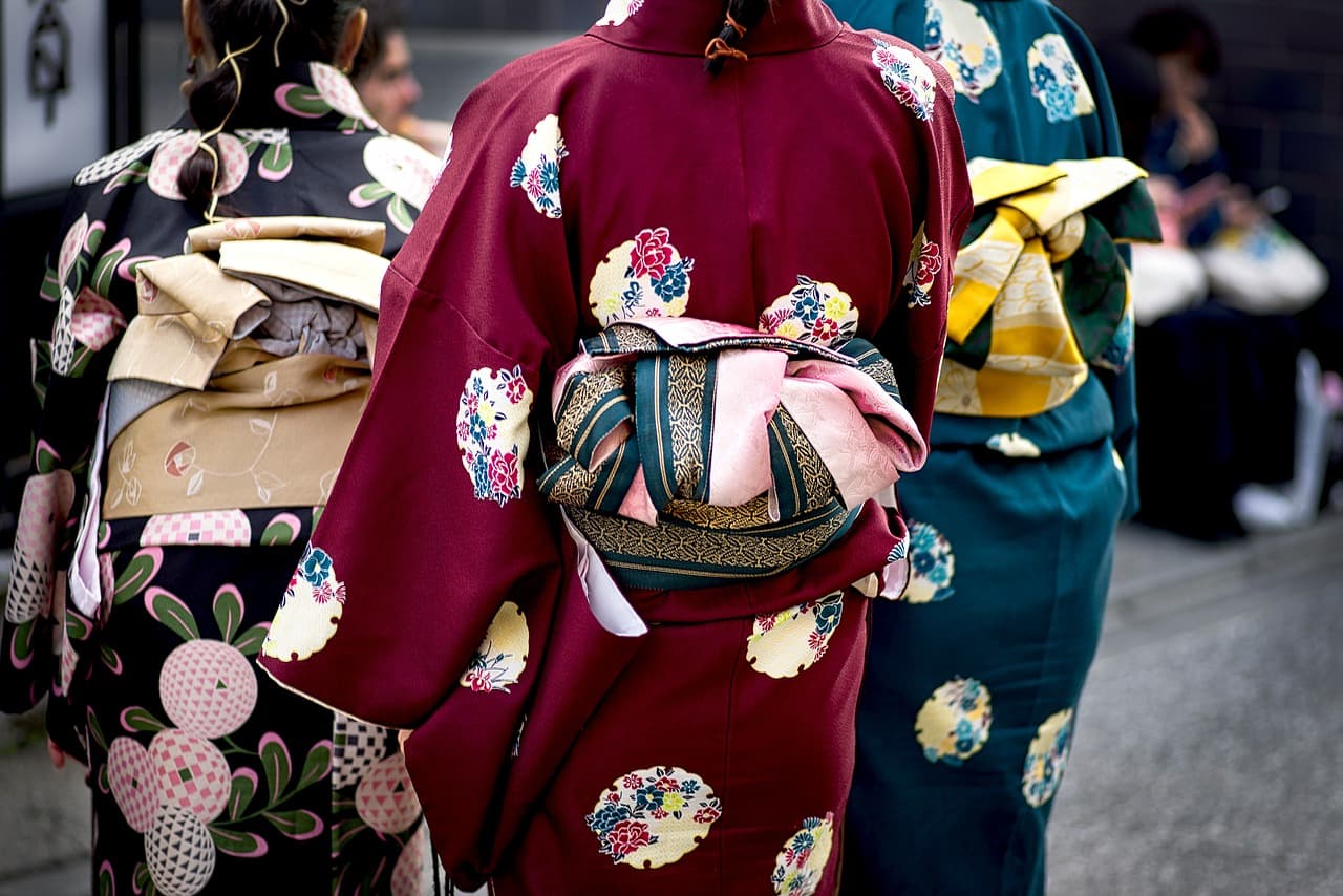Comment associer couleurs et motifs dans vos vêtements